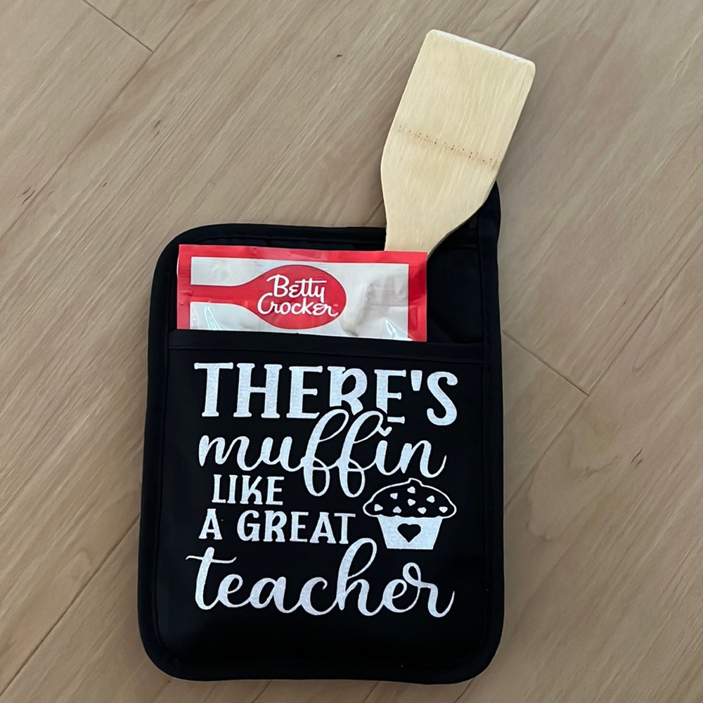 TEACHER GIFT NWOT “THERES MUFFIN LIKE A GREAT TEACHER” BLACK WHITE POT HOLDER